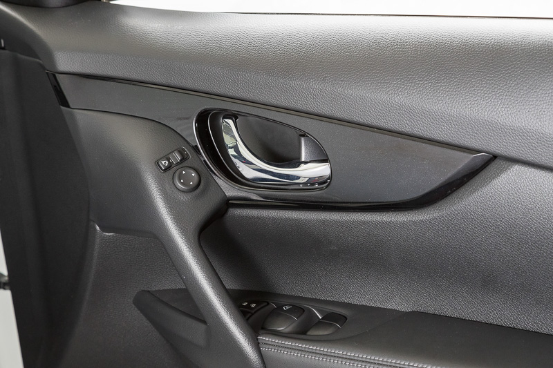 ドアトリムのフィニッシャーはピアノブラック調