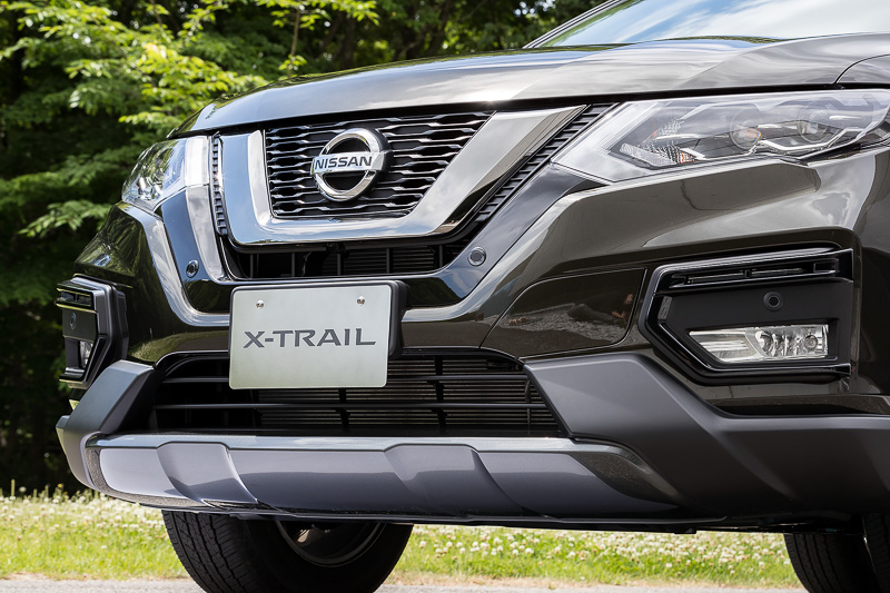 フロント、サイド、リアにダークメタリックカラーのスタイリングガードを装着することでタフなイメージを強調