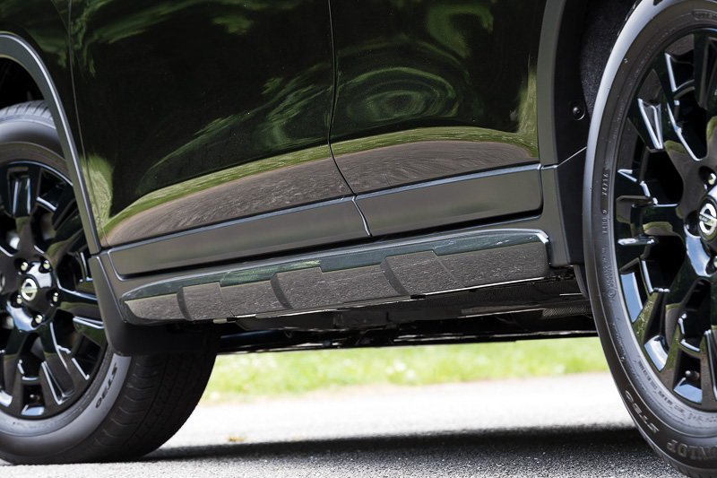 フロント、サイド、リアにダークメタリックカラーのスタイリングガードを装着することでタフなイメージを強調