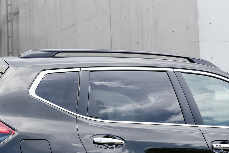 メーカーオプションのグロスブラックルーフレールも装着可能