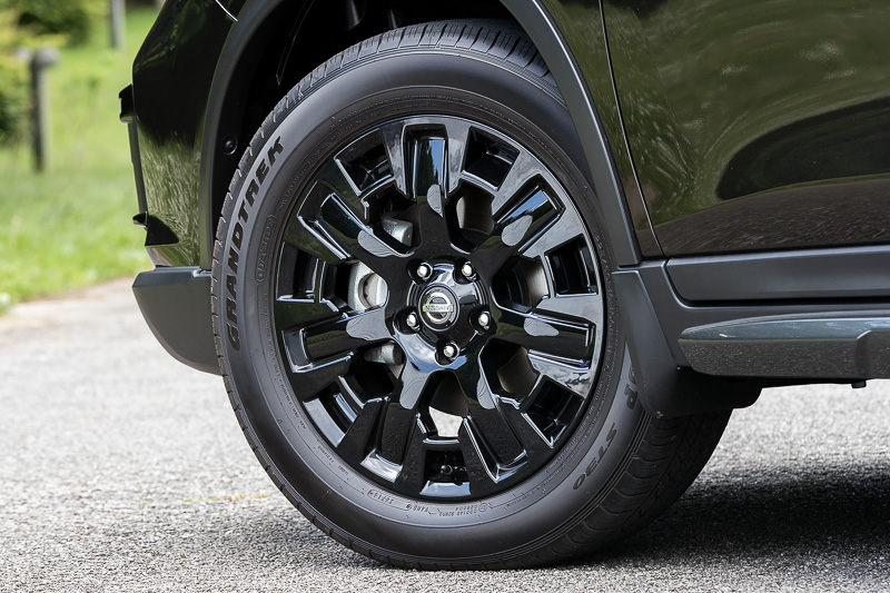 18インチアルミホイールもグロスブラック仕上げ