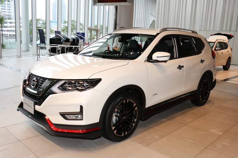 4種類のNISMO製品をパッケージ装着したエクストレイル NISMOパフォーマンスパッケージ。「スポーツサスペンションキット」（10万円）を装着して車高が30mmローダウンしているが、高速道路同一車線自動運転技術「プロパイロット」や自動ブレーキなども問題なく利用できる