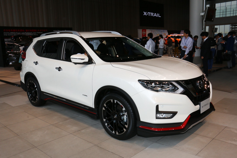 4種類のNISMO製品をパッケージ装着したエクストレイル NISMOパフォーマンスパッケージ。「スポーツサスペンションキット」（10万円）を装着して車高が30mmローダウンしているが、高速道路同一車線自動運転技術「プロパイロット」や自動ブレーキなども問題なく利用できる