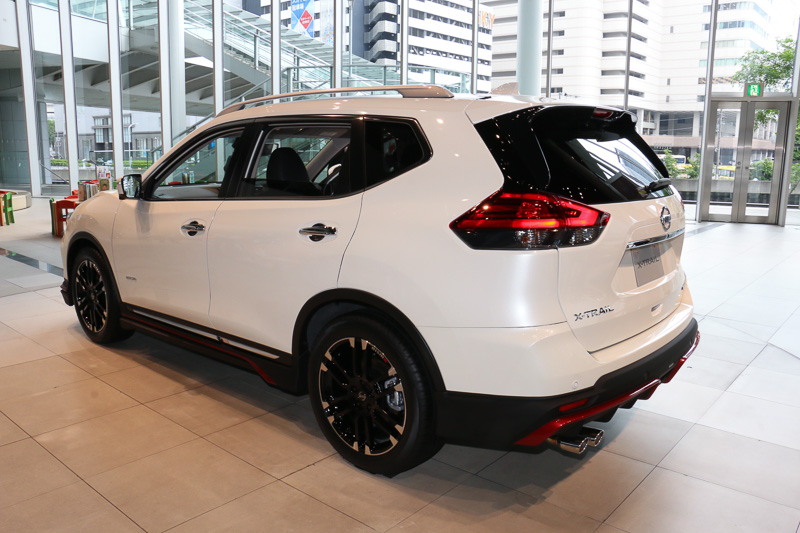 4種類のNISMO製品をパッケージ装着したエクストレイル NISMOパフォーマンスパッケージ。「スポーツサスペンションキット」（10万円）を装着して車高が30mmローダウンしているが、高速道路同一車線自動運転技術「プロパイロット」や自動ブレーキなども問題なく利用できる