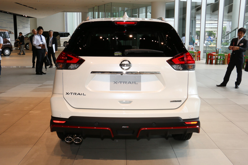 4種類のNISMO製品をパッケージ装着したエクストレイル NISMOパフォーマンスパッケージ。「スポーツサスペンションキット」（10万円）を装着して車高が30mmローダウンしているが、高速道路同一車線自動運転技術「プロパイロット」や自動ブレーキなども問題なく利用できる