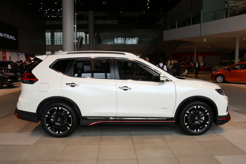 4種類のNISMO製品をパッケージ装着したエクストレイル NISMOパフォーマンスパッケージ。「スポーツサスペンションキット」（10万円）を装着して車高が30mmローダウンしているが、高速道路同一車線自動運転技術「プロパイロット」や自動ブレーキなども問題なく利用できる
