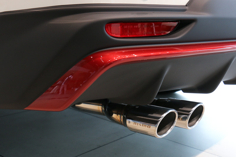NISMOロゴ入りの「スポーツステンレスマフラー」（11万8000円）