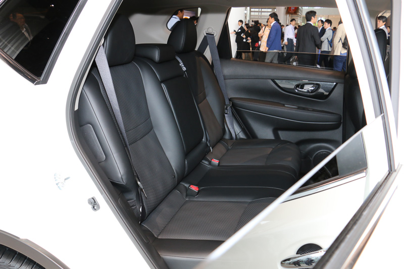 車内にはダイキャスト製NISMOエンブレムを備えた専用フロアマットを用意。価格は2列シート車用が3万6000円、3列シート車用が4万円