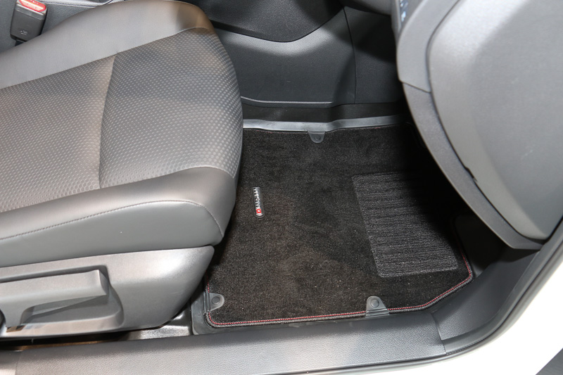 車内にはダイキャスト製NISMOエンブレムを備えた専用フロアマットを用意。価格は2列シート車用が3万6000円、3列シート車用が4万円
