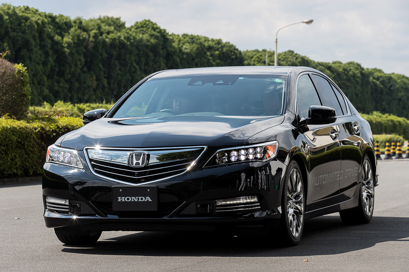 高速周回路で自動レーンチェンジデモを行なったレジェンド