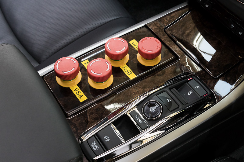試験車のため特殊なスイッチが並ぶ