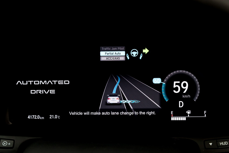 自動レーンチェンジの際の表示。すでにいろいろ作り込まれている