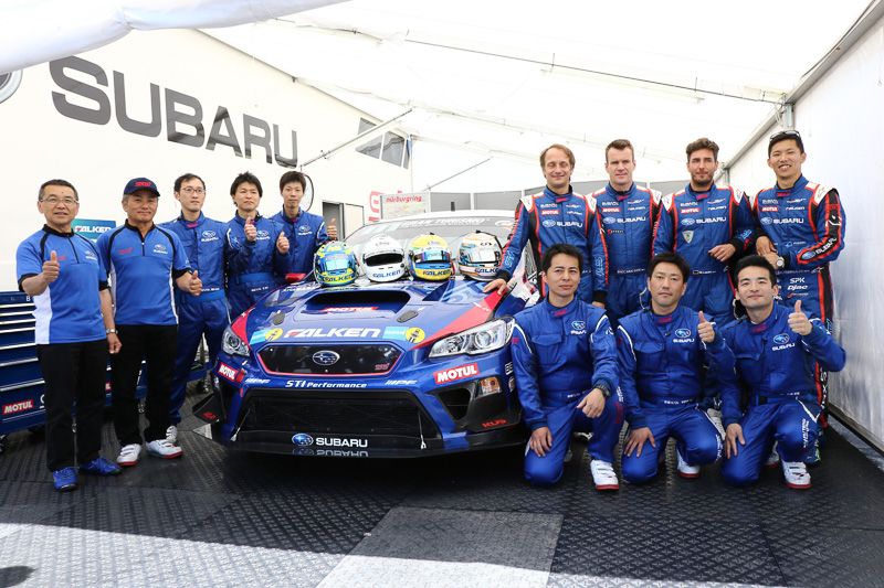 決勝レース前にチーム監督やドライバーと一緒に記念撮影