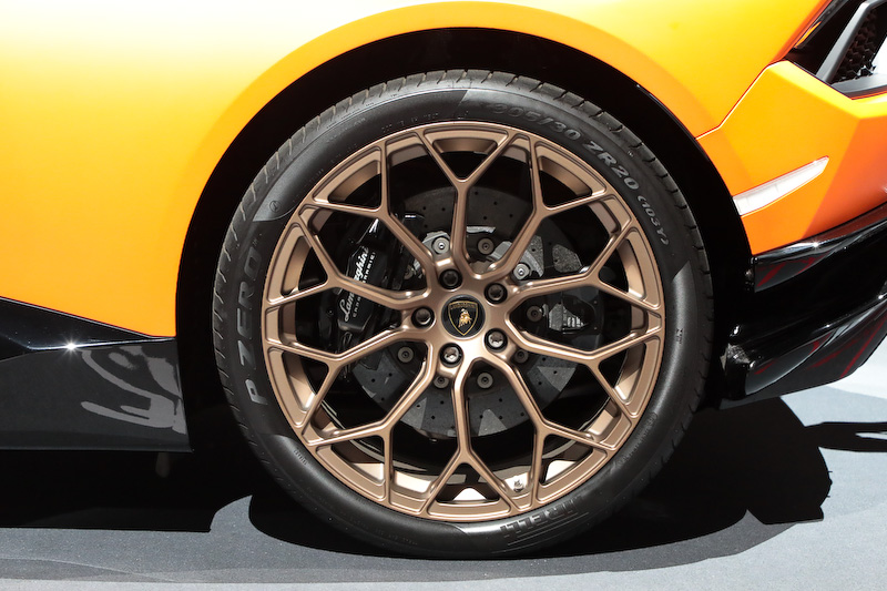 エクステリアの随所にランボルギーニの特許素材「フォージド・コンポジット」を採用するとともに、専用開発したアクティブ・エアロダイナミクス・システム「エアロダイナミカ・ランボルギーニ・アッティーヴァ（ALA）」を採用。足下は専用設計のブロンズカラーの20インチホイールと専用開発されたピレリ「P ZERO CORSA」の組み合わせ