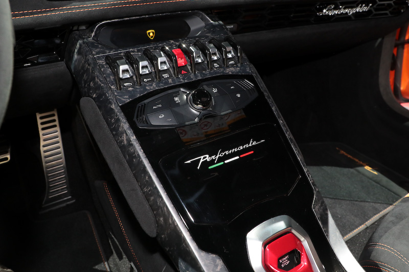 インテリアではエアベント、パドル、ドアハンドル、センターコンソールにフォージド・コンポジットを採用。ALAの作動状況を確認できるディスプレイをダッシュボードに用意する