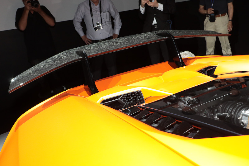 エクステリアの随所にランボルギーニの特許素材「フォージド・コンポジット」を採用するとともに、専用開発したアクティブ・エアロダイナミクス・システム「エアロダイナミカ・ランボルギーニ・アッティーヴァ（ALA）」を採用。足下は専用設計のブロンズカラーの20インチホイールと専用開発されたピレリ「P ZERO CORSA」の組み合わせ