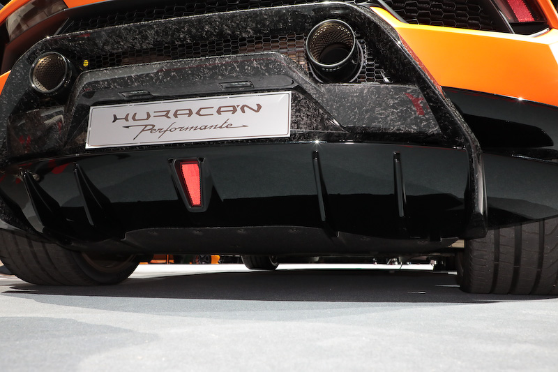 エクステリアの随所にランボルギーニの特許素材「フォージド・コンポジット」を採用するとともに、専用開発したアクティブ・エアロダイナミクス・システム「エアロダイナミカ・ランボルギーニ・アッティーヴァ（ALA）」を採用。足下は専用設計のブロンズカラーの20インチホイールと専用開発されたピレリ「P ZERO CORSA」の組み合わせ