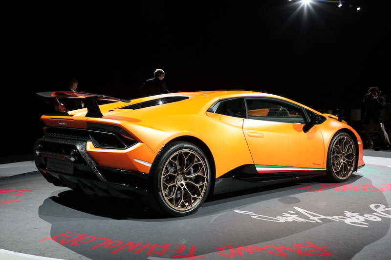 ウラカン・ペルフォルマンテのボディサイズは4506×1924×1165mm（全長×全幅×全高。全幅はサイドミラー部含まず）、ホイールベースは2620mm。乾燥重量は1382kg