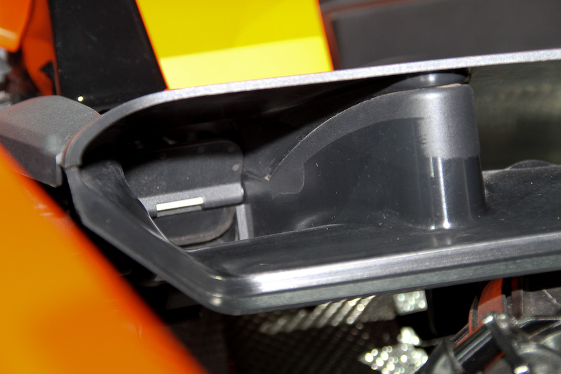 ボンネットフード内のエアダクトに2つのフラップが備わる