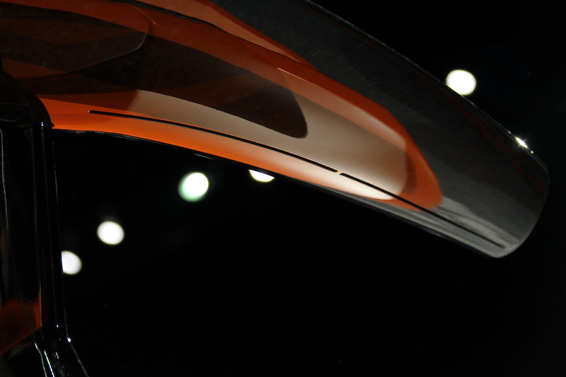 ウイング下には切り欠きが入れられる