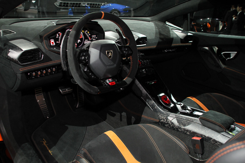 インテリアではエアベント、パドル、ドアハンドル、センターコンソールにフォージド・コンポジットを採用。ALAの作動状況を確認できるディスプレイをダッシュボードに用意する