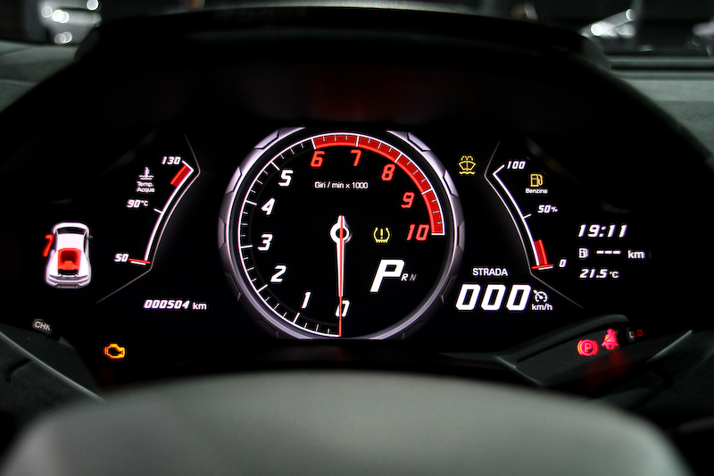 インテリアではエアベント、パドル、ドアハンドル、センターコンソールにフォージド・コンポジットを採用。ALAの作動状況を確認できるディスプレイをダッシュボードに用意する