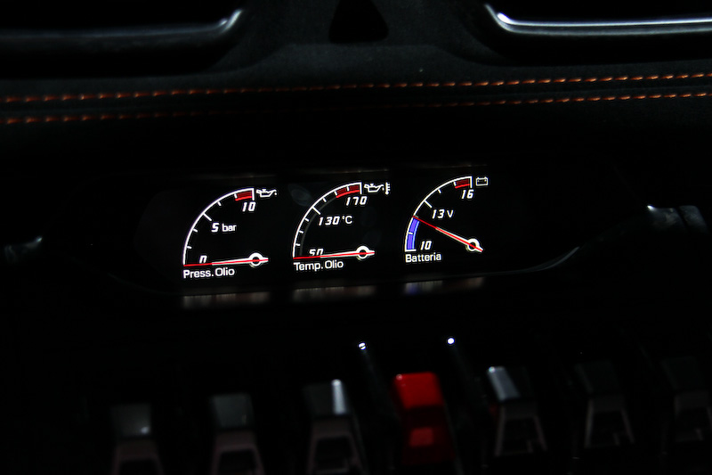 インテリアではエアベント、パドル、ドアハンドル、センターコンソールにフォージド・コンポジットを採用。ALAの作動状況を確認できるディスプレイをダッシュボードに用意する