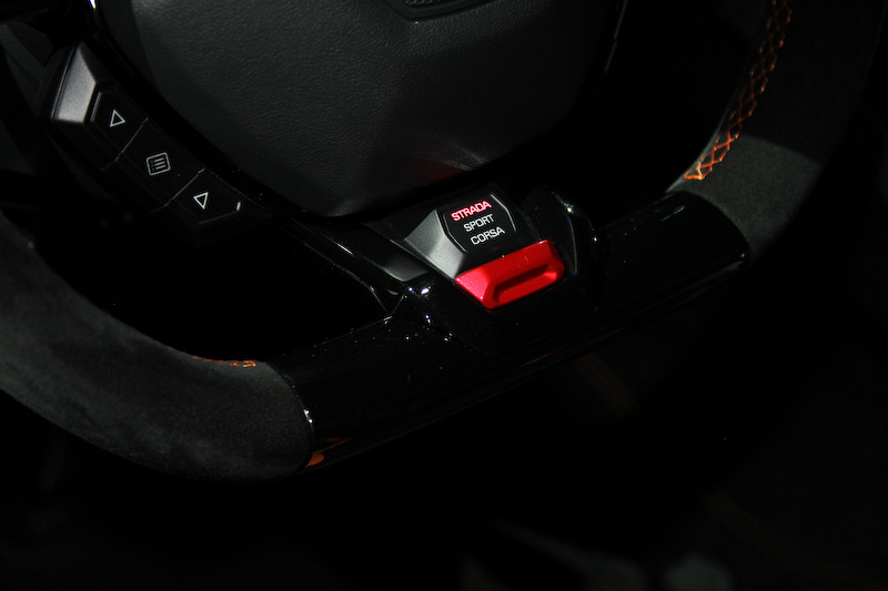 インテリアではエアベント、パドル、ドアハンドル、センターコンソールにフォージド・コンポジットを採用。ALAの作動状況を確認できるディスプレイをダッシュボードに用意する