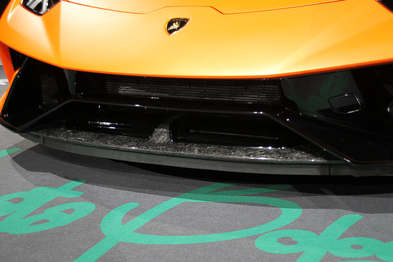 エクステリアの随所にランボルギーニの特許素材「フォージド・コンポジット」を採用するとともに、専用開発したアクティブ・エアロダイナミクス・システム「エアロダイナミカ・ランボルギーニ・アッティーヴァ（ALA）」を採用。足下は専用設計のブロンズカラーの20インチホイールと専用開発されたピレリ「P ZERO CORSA」の組み合わせ