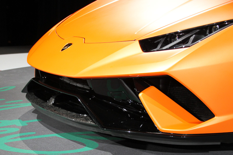 エクステリアの随所にランボルギーニの特許素材「フォージド・コンポジット」を採用するとともに、専用開発したアクティブ・エアロダイナミクス・システム「エアロダイナミカ・ランボルギーニ・アッティーヴァ（ALA）」を採用。足下は専用設計のブロンズカラーの20インチホイールと専用開発されたピレリ「P ZERO CORSA」の組み合わせ