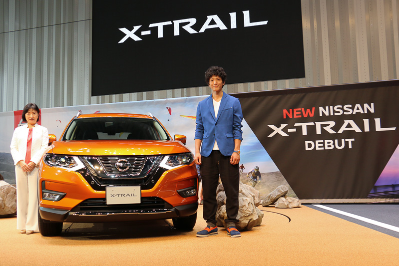 新型「エクストレイル」発表会のフォトセッション。日産自動車株式会社 専務執行役員の星野朝子氏（左）と、ゲスト出演した俳優の渡部豪太さん（右）