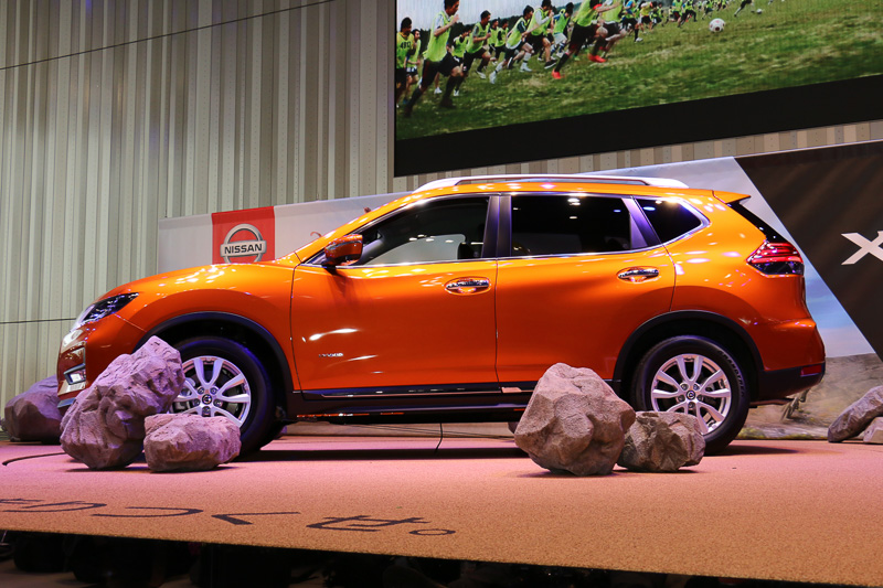 ステージ上の車両の周辺は、エクストレイルの力強いSUV性能を演出するためダミーの岩石が置かれていた