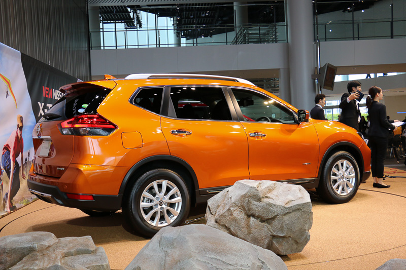 ステージ上の車両の周辺は、エクストレイルの力強いSUV性能を演出するためダミーの岩石が置かれていた