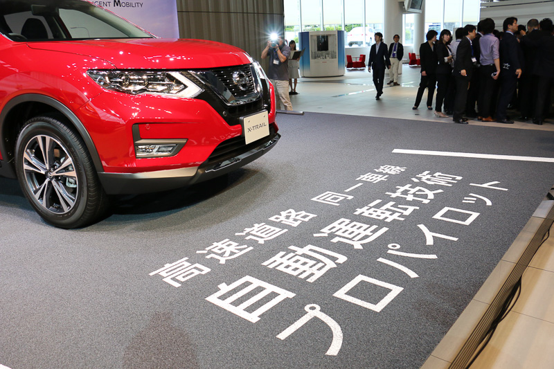 こちらの車両の下は高速道路を連想させるデザインとなっており、新採用された高速道路同一車線自動運転技術の「プロパイロット」をアピール