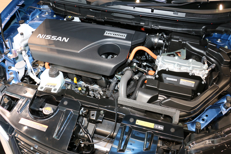 ハイブリッドモデル（中央）、ガソリンモデル（右）ともに直列4気筒DOHC 2.0リッター直噴の「MR20DD」を採用。JC08モード燃費はハイブリッドモデルが20.0km/L～20.8km/L、ガソリンモデルが15.6km/L～16.4km/L