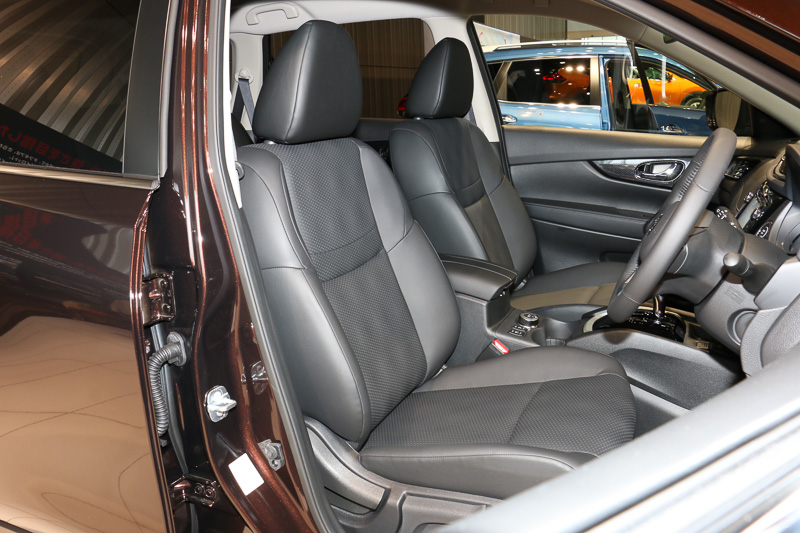 インテリアカラーは全車ブラック。20Xには7人乗りの3列シート車をラインアップ