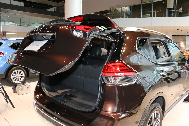 新採用した「リモコンオートバックドア」（ハンズフリー機能付）では、バックドアの開く角度をアレンジする機能を設定。電動オープン時に電磁スイッチを操作するとその角度で停止。この状態のときにドアトリム下側に設置した開閉スイッチを長押しすると電子音が鳴って角度設定されたことを知らせる。次回からは電動オープンが記憶させた角度で止まるようになる。駐車場などの事情で、全開すると障害物に当たってしまうような場合の対策で、ユーザーからの声を反映した装備になっているという