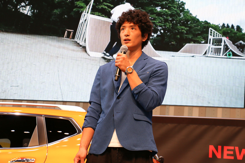 愛用のスケートボードを持参した渡部さん。プロのスケーターが大技を披露した場所までドライブするエピソードなどを紹介した