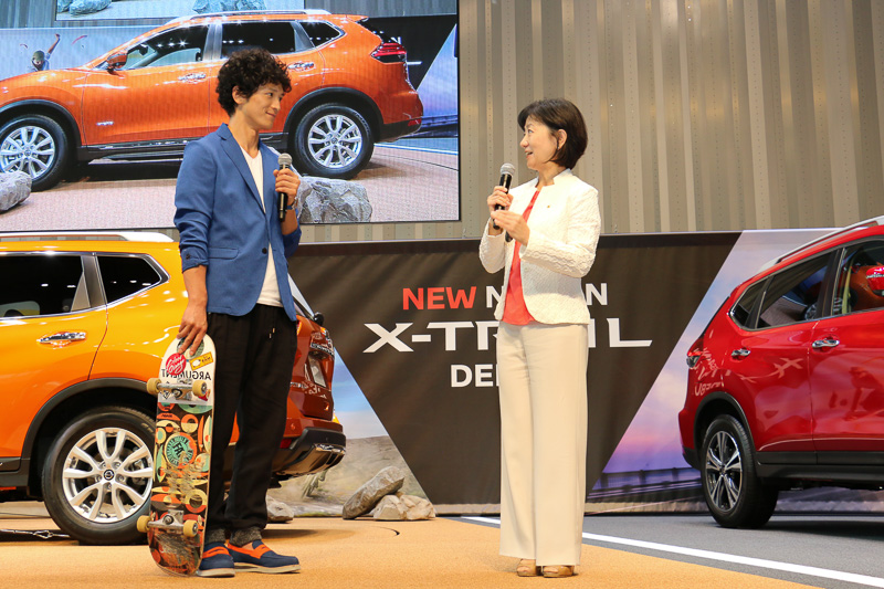 「新型エクストレイルは、外に出て遊び尽くす！といった人にぴったりな機能を満載したクルマです」と語る星野専務