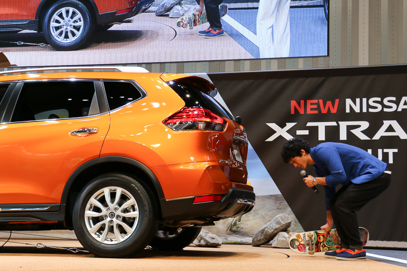 出かけた先で遊び終わったという想定で、車両に持参したスケートボードをエクストレイルに載せてほしいと司会から提案される渡部さん。スケートボードをフロアにおいてバックドアに手を掛けようとしたタイミングで、司会から「ストップ！」の声