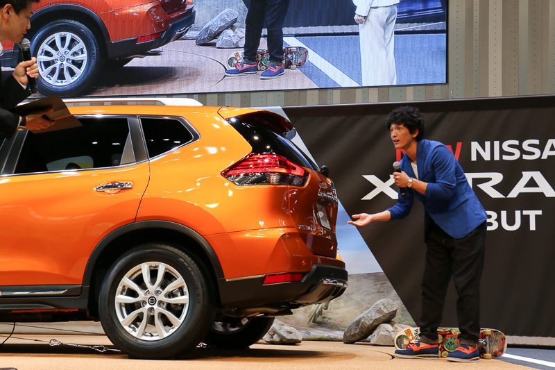 出かけた先で遊び終わったという想定で、車両に持参したスケートボードをエクストレイルに載せてほしいと司会から提案される渡部さん。スケートボードをフロアにおいてバックドアに手を掛けようとしたタイミングで、司会から「ストップ！」の声