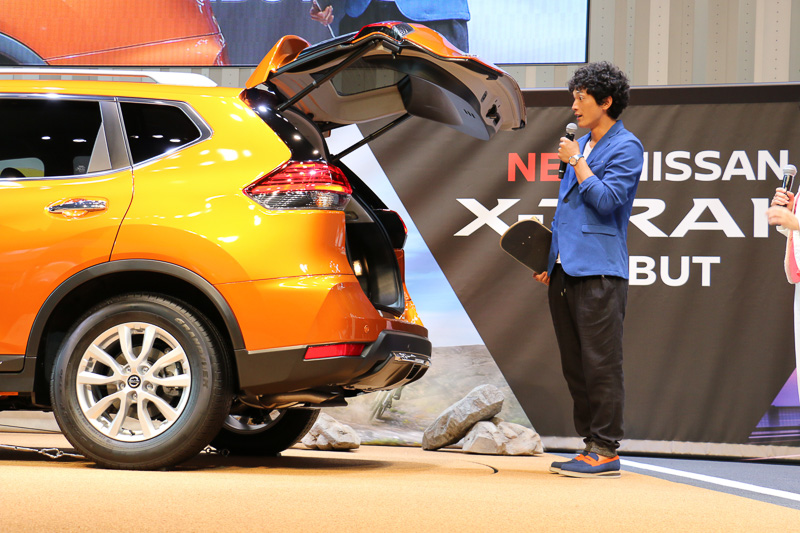 渡部さんは驚きながらも、無事にスケートボードを収納できた