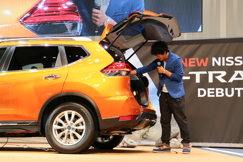 渡部さんは驚きながらも、無事にスケートボードを収納できた