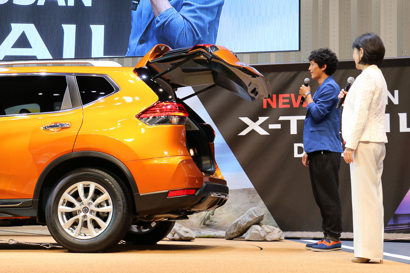 開いている状態で同じ動作をすると、バックゲートが電動クローズ