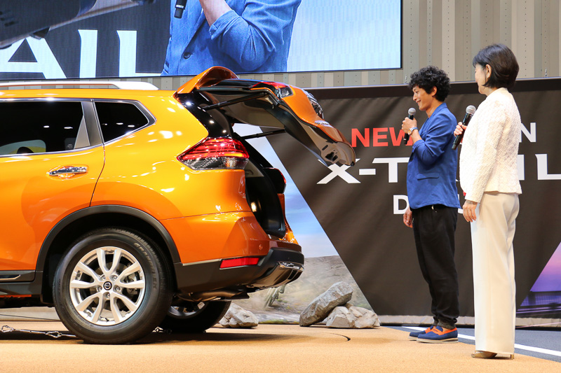 開いている状態で同じ動作をすると、バックゲートが電動クローズ