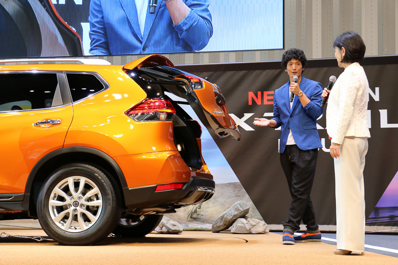 開いている状態で同じ動作をすると、バックゲートが電動クローズ