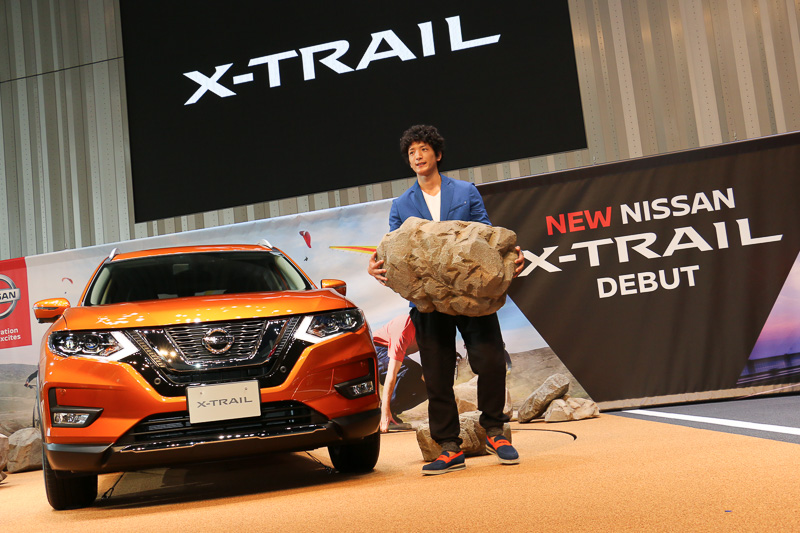 フォトセッションの合間に、置かれていた岩石のダミーを持ち上げて場を和ませる渡部さん