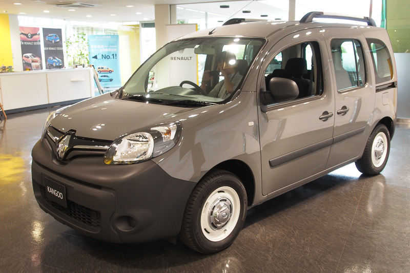 「カングー」の限定車「オーセンティック 6MT」。ボディカラーは「グリ メタン」。ボディサイズは4280×1830×1810mm（全長×全幅×全高。マルチルーフレール装着時の全高は1875mm）