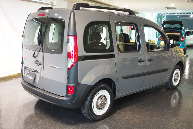 「カングー」の限定車「オーセンティック 6MT」。ボディカラーは「グリ メタン」。ボディサイズは4280×1830×1810mm（全長×全幅×全高。マルチルーフレール装着時の全高は1875mm）