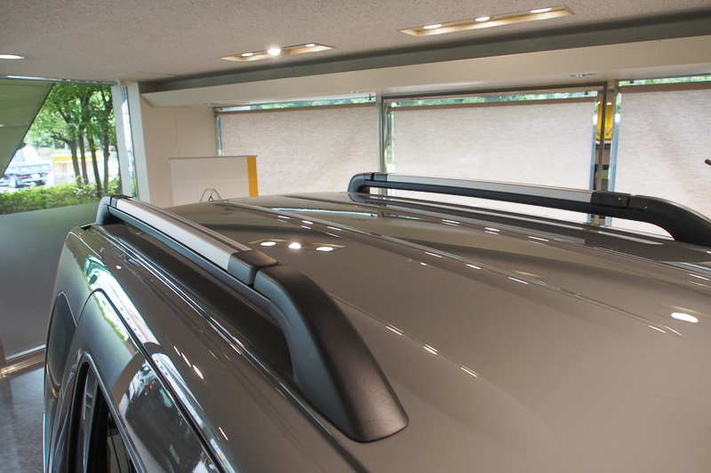 マルチルーフレール。左右のレールを交互に渡すことで、横向きのレールにすることも可能